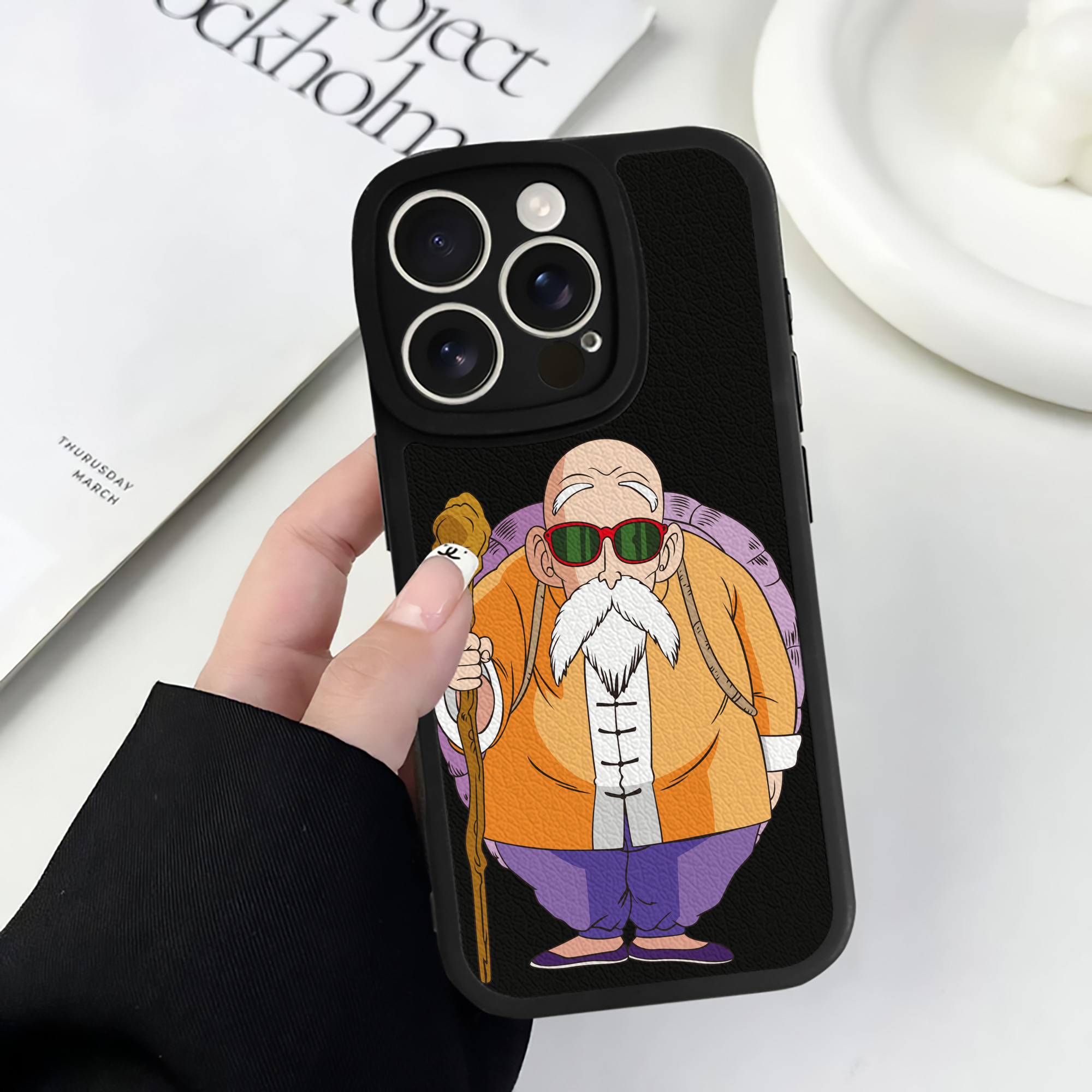 （画像用） ドラゴンボール 亀仙人（かめせんにん） DRAGON BALL Master Roshi Kame Sennin 【iPhone 16シリーズ対応】シリコンスマホケース（レザー調） 材質：シリコン